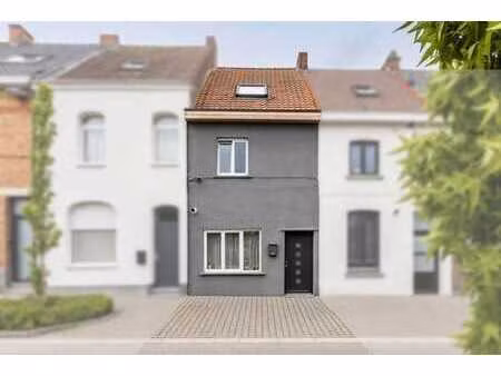 maison chaleureuse avec jardin et accès arrière