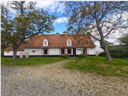 ferme avec bâtiments de ferme