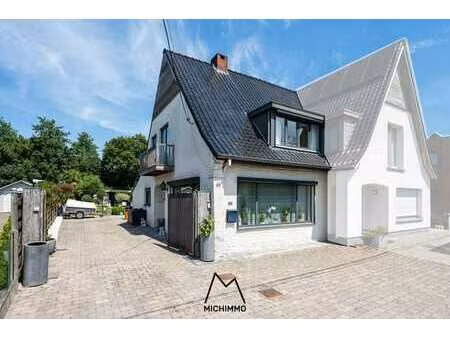 halfopen bebouwing met leuke tuin te drongen!