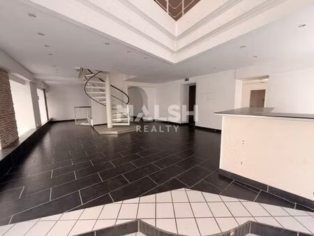 location local commercial 301m²