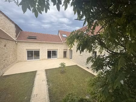 maison en pierre avec piscine.