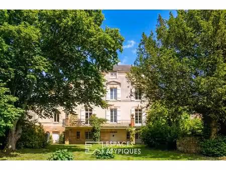 elégance intemporelle : maison de maître au pied du château