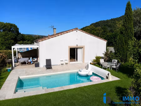 villa traditionnelle avec piscine  spa et vue dégagée sur la m