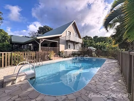 villa 242 m² avec piscine  t2 loué et terrain de 4 000 m²