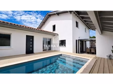 maison familiale contemporaine avec piscine esprit patio