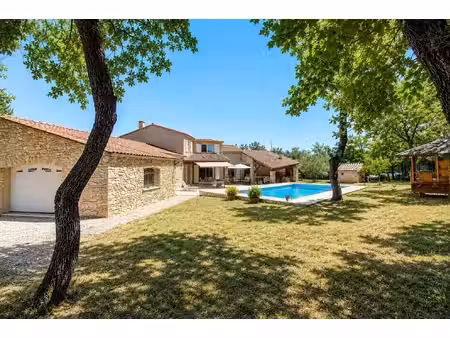 villa de charme avec piscine dans un écrin de verdure à la roque-sur-pernes