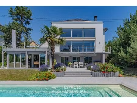 maison de caractère à la rénovation contemporaine avec piscine et vue dégagée