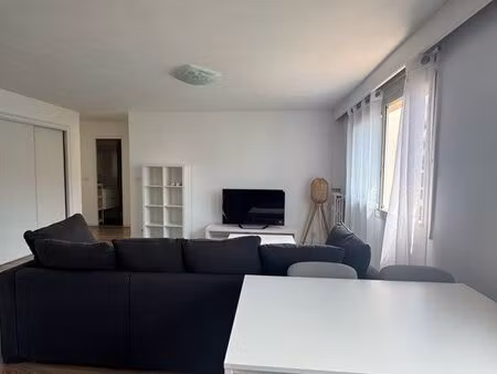t3 meublé rénové 58 m² – 2 chambres – balcon – ascenseur – cave