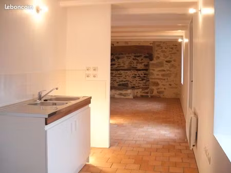 grand t2 (49 5m2) sur cour privative près de quimper