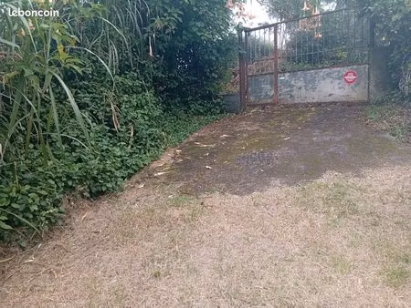 loue case f1 dosdane150 en l état ;jardin envahi ect..pas de caution...