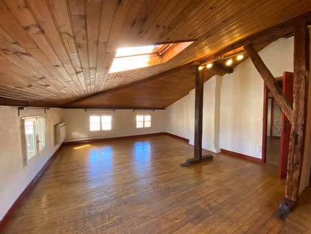 a louer - montesquieu volvestre - appartement t2 bis 57 m ² avec cuisine équipée et mezzan