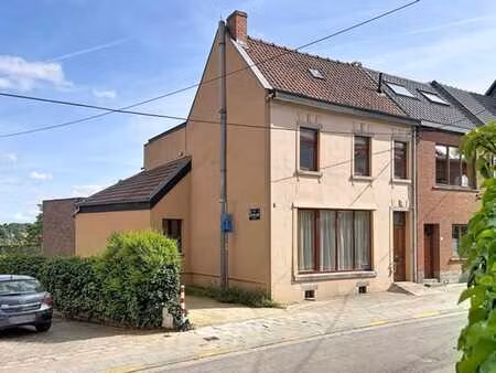 lumineuse maison 3 façades en plein coeur de genval