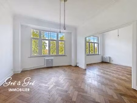 spacieux et lumineux avec terrasse/balcon 5m². local vélos.