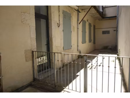 location - appartement t3 d'environ 60 m2 en rdc avec cour