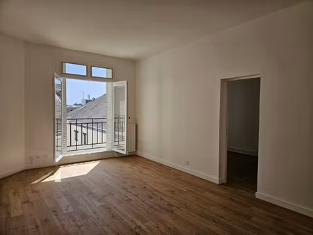 bordeaux - quinconces - lumineux et grand t2 de 54 11 m2 - c
