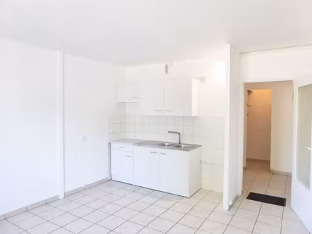 studio en rdc avec parking bruyeres le chatel (91)