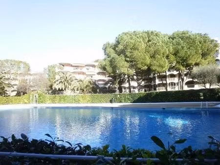 studio avec terrasse  piscine et parking