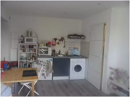 à louer : studio meublé avec place de stationnement et cave