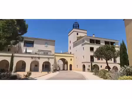 local commercial idéalement situé au coeur de pont-royal ! forte visibilité et potentiel l
