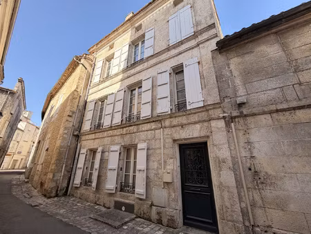 coeur historique d'angouleme elégante maison de ville en pie