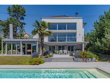 maison de caractère à la rénovation contemporaine avec piscine et vue dégagée