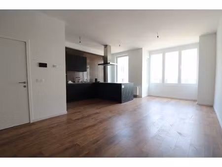 zeer ruim  volledig gerenoveerd duplexappartement (128m²) met 3 slaapkamers en 2 badkamers