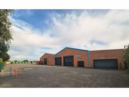 functioneel magazijn van 860 m² met 2 sectionale poorten