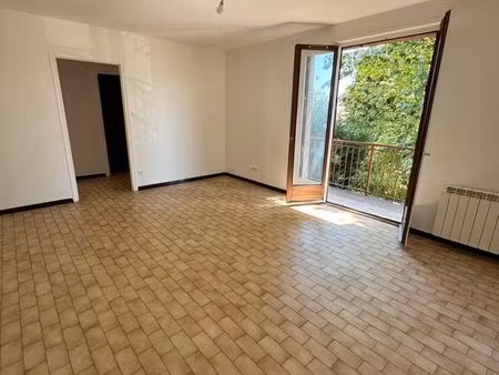 deux appartements à rénover dans une petite copropriété de caractère