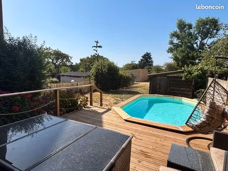maison familiale proche toutes commodités avec terrasse et piscine