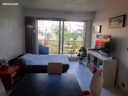 appartement porte des lilas – grand 2 pièces meublé de 48 m² avec balcon  cave et ascenseu