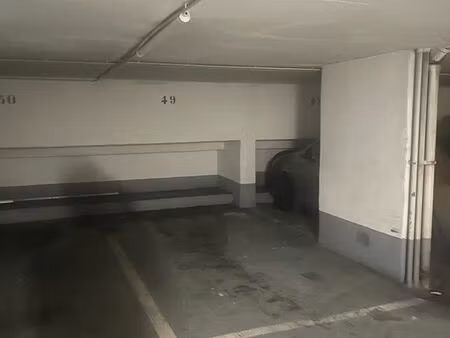 grande place de parking à louer