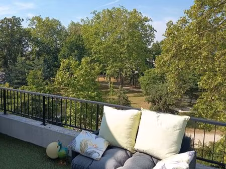 t3 meublé de 59 m² avec terrasse de 26 m² — bord du parc françois-mitterrand  face essec —