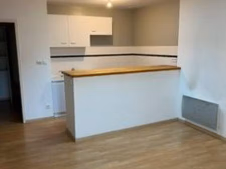 studio a louer proche de la gare de nombreux commerces et parking gratuit