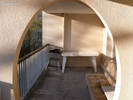 2 pieces 60 m2 avec terrasse et place de parking