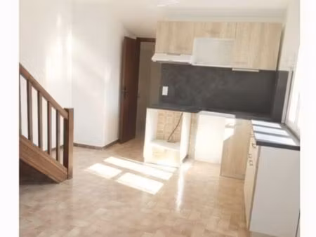 grand garage et jardin partagé pour cette maison de ville
