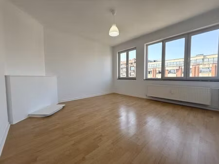 appartement à louer avec terrasse et 2 chambres   evere (vbe39791)