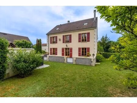 maison de 8 pièces de 214 m² à presles