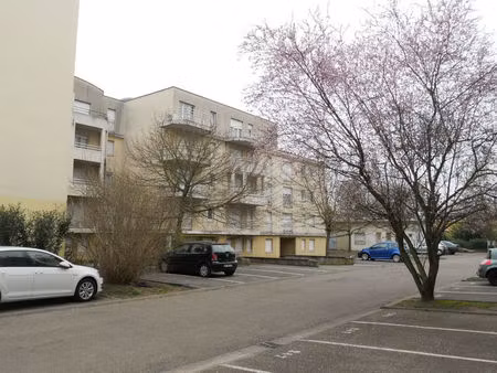 appartement 1 pièce 31 m² meublé avec terrasse en dernier étage et parking à louer à metz 