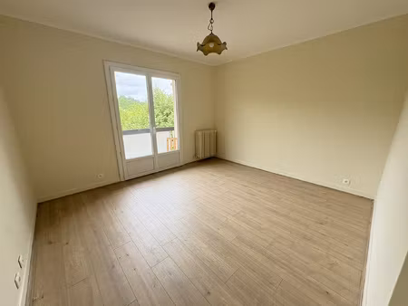 à louer appartement t3 à auch  place du foirail