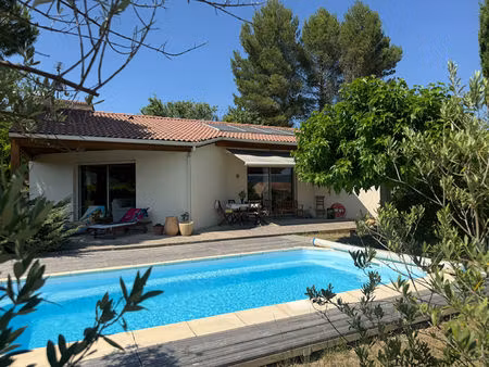 maison avec piscine  garage de 55 m² et vue dégagée sur parcelle de 958 m²