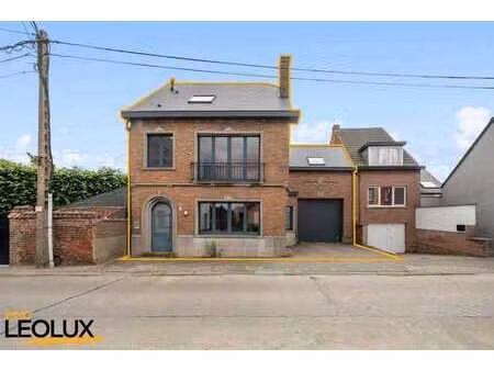 spacieuse maison à rénover avec hangar  située dans le centr