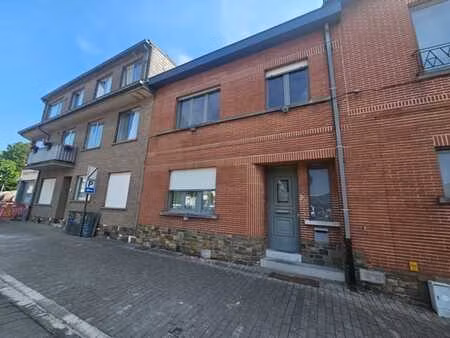 maison bien située avec trois chambres