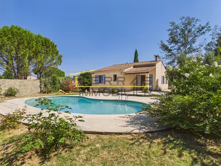 villa de plain-pied agrémentée de sa piscine et de son cadre