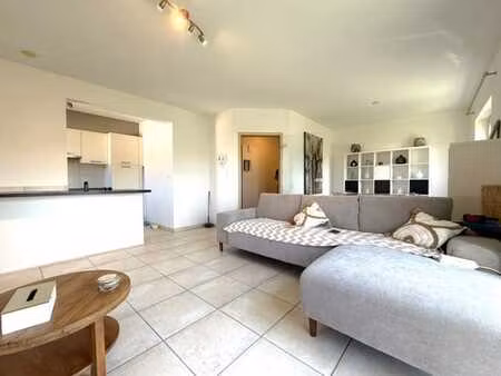 appartement (1ch + bureau/dressing)  cave  et parking.