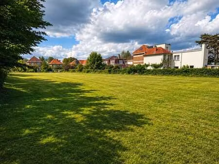 terrain à bâtir pour une maison quatre façades dans un endro