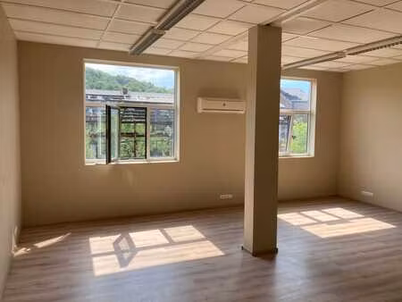 bureaux lumineux 35 m² court-saint-étienne