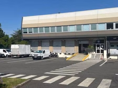 location entrepôt buc 78530 615m² à 1395m²