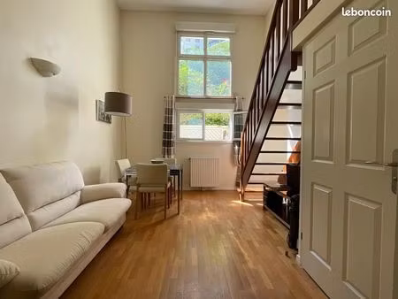 au calme et sans vis-a-vis  beau 2 pieces en duplex d'une superficie de 38m2 situe a 5 min