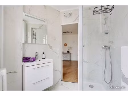 un t2 meublé très lumineux 33 m² - 3éme étage avec asc