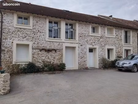 joli f2 dans un corps de ferme